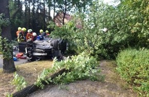 Polizeiinspektion Celle: POL-CE: Eschede - PKW überschlägt sich +++ Zwei Menschen verletzt