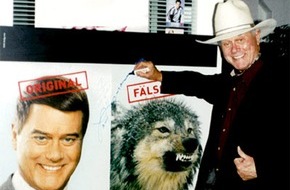 Kabel Eins: Signiertes Superposter von "Dallas"-Star Larry Hagman