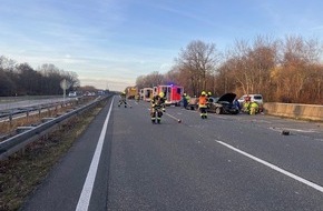 Feuerwehr Oberhausen: FW-OB: Fahrzeug &uuml;berschl&auml;gt sich auf der A 516