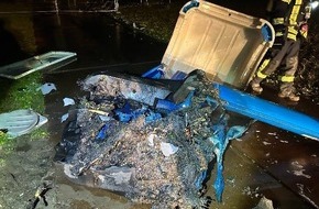 Polizeiinspektion Rotenburg: POL-ROW: ++ Mobile Toilettenkabine durch Feuerwerksk&ouml;rper zerst&ouml;rt ++ Ermittlungen wegen gef&auml;hrlicher K&ouml;rperverletzung nach B&ouml;llerwurf ++ Zigarette auf Streifenwagen geworfen und Polizeibeamte beleidigt ++