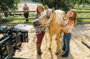 ARD Das Erste: Das Erste / "Endlich Freitag im Ersten": Dreharbeiten für neue Filme der TV-Reihe "Reiterhof Wildenstein" mit Klara Deutschmann