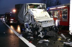 Polizeiinspektion Hildesheim: POL-HI: Tödlicher Verkehrsunfall am Stauende
Kleintransporter fährt auf Sattelzug auf