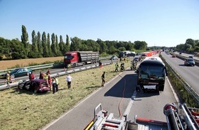 Feuerwehr Essen: FW-E: Verkehrsunfall auf der A 52, voll besetzter Reisebus und drei Pkw beteiligt, fünf Personen verletzt