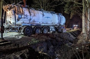 Kreisfeuerwehr Rotenburg (Wümme): FW-ROW: Tanklastzug kippt im Trochel um