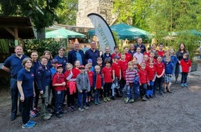 Feuerwehr Velbert: FW-Velbert: Die Kinderfeuerwehr Velbert und Bürgermeister Dirk Lukrafka meistern gemeinsam den Parcours des Waldkletterparks Langenberg