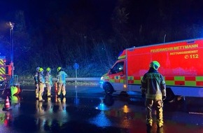 Feuerwehr Ratingen: FW Ratingen: Verkehrsunfall auf regennasser Fahrbahn fünf verletzte Personen