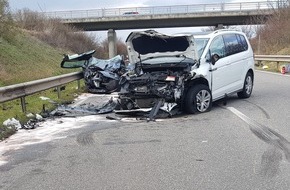 Polizeidirektion Neustadt/Weinstraße: POL-PDNW: Wachenheim an der Weinstraße. Verkehrsunfall mit zwei Schwerverletzen auf der B 271