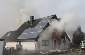 Polizeidirektion Koblenz: POL-PDKO: PI Simmern - Zwei Wohnhausbrände am 02.04.2016
Mehrere Personen wurden leicht verletzt, der Sachschaden beläuft sich auf 230.000 Euro.