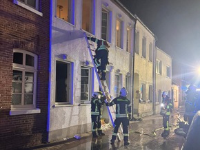 FW-AUR: Menschenrettung infolge selbstgel&ouml;schten Feuers