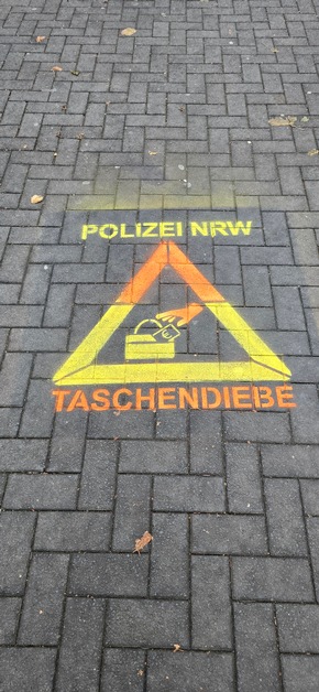 Polizei Mettmann: POL-ME: "Augen auf - Tasche zu!" - Polizei warnt vor Taschendieben - 2510019