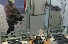 Polizeipräsidium Mittelfranken: POL-MFR: (971) Bewaffneter Überfall auf Sparkasse - Bildveröffentlichung und Belohnung ausgesetzt