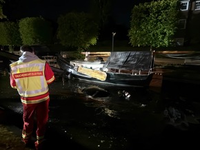 FW-AUR: PKW im Wasser