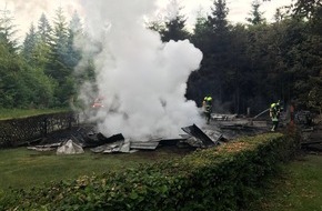 Feuerwehr Kirchhundem : FW-OE: Waldhütte komplett niedergebrannt