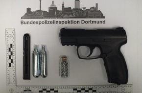Bundespolizeidirektion Sankt Augustin: BPOL NRW: 19-Jähriger mit Schusswaffe - Bundespolizei stellt zudem Drogen und Einhandmesser sicher