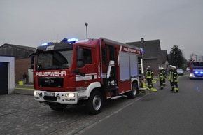 FW-KLE: Brand einer Lagerhalle und Hilferufe aus einer Wohnung