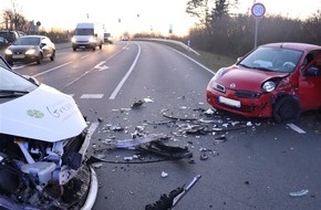 Kreispolizeibehörde Herford: POL-HF: Verkehrsunfall mit Personenschaden - Zusammenstoß bei Auffahrt zur Autobahn