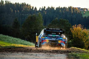 M-Sport gewinnt mit Ford Fiesta Rally2 die RC2-Klasse der neuen Rallye Zentraleuropa, Ott Tänak auf dem Podium