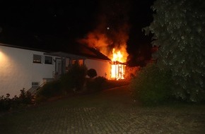 Kreispolizeibeh&ouml;rde H&ouml;xter: POL-HX: Wohnhausbrand in H&ouml;xter - Dachstuhl steht in Flammen