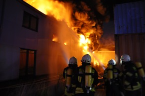 FW-KLE: Erstmeldung: Brand eines kunststoffverarbeitenden Betriebs im Gewerbegebiet Bedburg-Hau