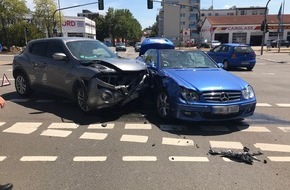 Polizeipräsidium Westpfalz: POL-PPWP: Nach Vorfahrtsunfall: Zwei Verletzte und Totalschaden