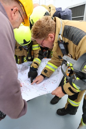 FW Bremerhaven: Schiffsbrandbekämpfungsübung auf der Nordsee