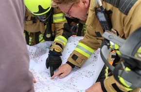 Feuerwehr Bremerhaven: FW Bremerhaven: Schiffsbrandbekämpfungsübung auf der Nordsee