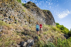 Tourismusverband Ostbayern e.V.: Sandig, feurig, eiszeitlich / Vom höchsten Sandberg der Welt abfahren, über Vulkanberge wandern oder an alten Gletscherseen verweilen - das alles ist in Bayern möglich