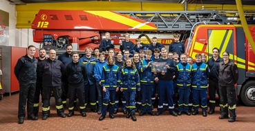 Freiwillige Feuerwehr Werne: FW-WRN: Geschenkeübergabe der Jugendgruppe des THW OV Werne an die Jugendfeuerwehr Werne