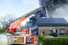 FW-RD: Feuer in Lagerhalle löst Großeinsatz aus - 150 Feuerwehrkräfte im Einsatz