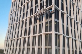 Feuerwehr und Rettungsdienst Bonn: FW-BN: Technische Hilfeleistung am Stadtquartier Neuer Kanzlerplatz - Rettung von zwei Personen aus luftiger Höhe.