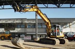 BG BAU Berufsgenossenschaft der Bauwirtschaft: Anbaugeräte richtig wechseln - BG BAU warnt vor tödlicher Gefahr