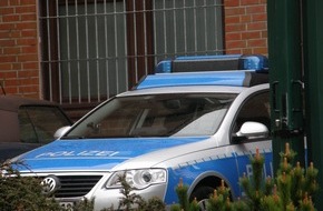 Polizeiinspektion Cuxhaven: POL-CUX: Polizei nimmt Serientäter fest - 67-jähriger Räuber auf der Flucht gestellt + Couragierte Zeugin gibt entscheidenden Fahndungshinweis (Bildmaterial Streifenwagen vor JVA)