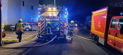 Feuerwehr MTK: Ausgedehnter Brand in Gewerbeobjekt in Hattersheim am Main - Feuer gelöscht, Nachlöscharbeiten dauern an