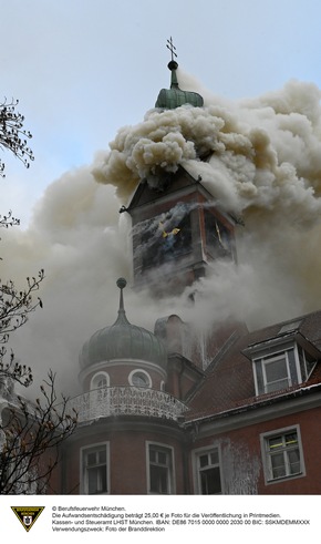 FW-M: Dachstuhlbrand in Seniorenheim (Lehel)