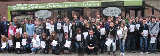 Polizeidirektion Göttingen: POL-GOE: (152/2010) Polizeipräsident Kruse überreicht Zertifikate an 76 Bus-Scouts beim "Aktionstag für Zivilcourage und gegen Gewalt"