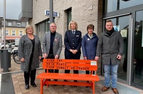 Polizei Bonn: POL-BN: Orangefarbene Wanderbank in der Wache Bornheim als Zeichen gegen Gewalt an Frauen und Mädchen