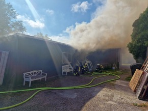 FW-RD: Feuer in Hamdorf - Halle einer Tischlerei brennt ab