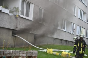 Feuerwehr Dortmund: FW-DO: Aufwändige Löscharbeiten bei hochsommerlichen Temperaturen