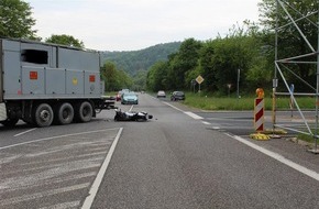 Polizeidirektion Koblenz: POL-PDKO: Lkw nimmt Kradfahrer die Vorfahrt