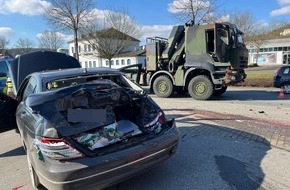 Kreispolizeibehörde Höxter: POL-HX: Lkw übersieht Pkw - Frau schwer verletzt