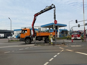 FW Weinheim: Schr&auml;ger Ampelmast f&uuml;hrt zu Einsatz an Stra&szlig;enbahntrasse