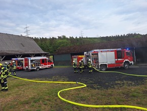 FW-AR: Feuerwehren aus Wennigloh, Stemel und Hachen trainieren den Ernstfall auf Wagyu-Hof
