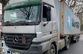 Polizei Rheinisch-Bergischer Kreis: POL-RBK: Overath - Sattelzug fuhr in Schlangenlinien durch Immekeppel (FOTO)