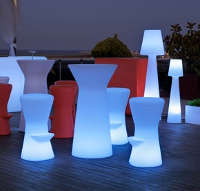 Leuchtende Outdoormöbel - Lampenwelt.de präsentiert loungige Multifunktionsleuchten