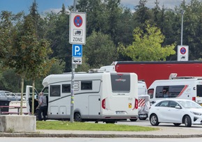 ADAC Umfrage offenbart Schwächen deutscher Rastanlagen für Camper / Kaum Serviceangebote / Viele Camper wünschen sich mehr gesonderte Parkplätze und eine bessere Ausschilderung