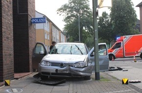 Polizei Duisburg: POL-DU: Obermarxloh: STOP-Schild ignoriert - Golf schleudert vor Polizeiwache