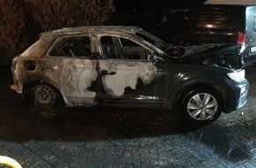 Kreisfeuerwehrverband Lüchow-Dannenberg e.V.: FW Lüchow-Dannenberg: 2 PKW brennen direkt am Wohnhaus - Feuerwehr verhindert ein Übergreifen der Flammen - beide Autos Totalschaden