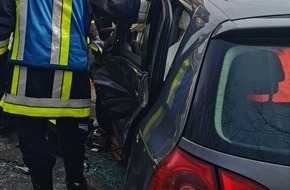 Feuerwehr Essen: FW-E: Verkehrsunfall mit zwei PKW - zwei Personen schwer verletzt.