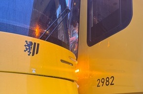 Feuerwehr Dresden: FW Dresden: Verkehrsunfall zwischen zwei Straßenbahnen - sechs Verletzte