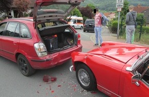 Polizeiinspektion Hameln-Pyrmont/Holzminden: POL-HM: Pressemitteilung der Polizei Bad Pyrmont: Verkehrsunfall mit zwei Verletzten und 11.000 Euro Sachschaden